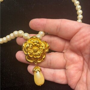 Vintage Elegant Cream Pearl Necklace with Gold Floral Pendant